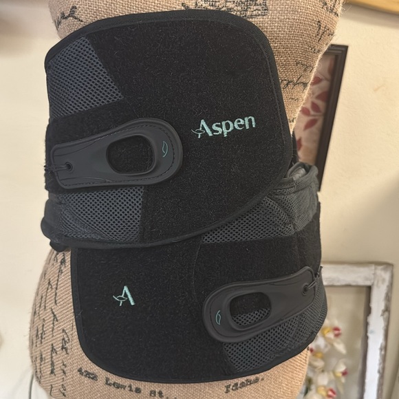 Like new, Aspen Horizon 2 piece, adjustable(in so many ways) back brace. - Picture 10 of 16